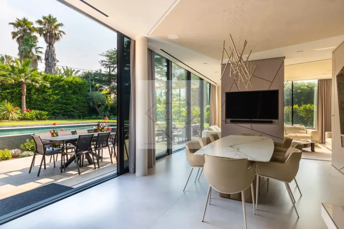 Prestigious Contemporary Villa with Panoramic Sea Views in Èze — 3