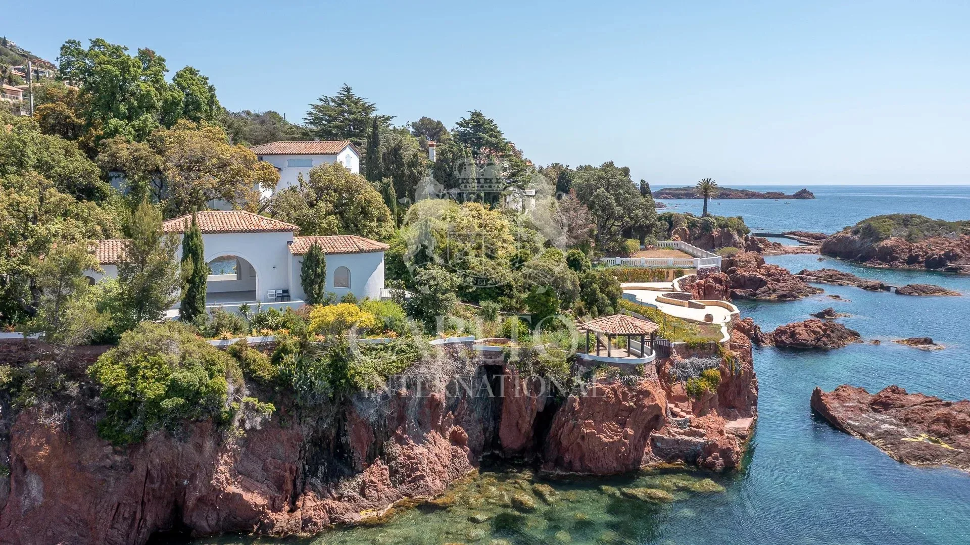 Prestigious Waterfront Estate with Private Beach Access in Saint-Raphaël — 1