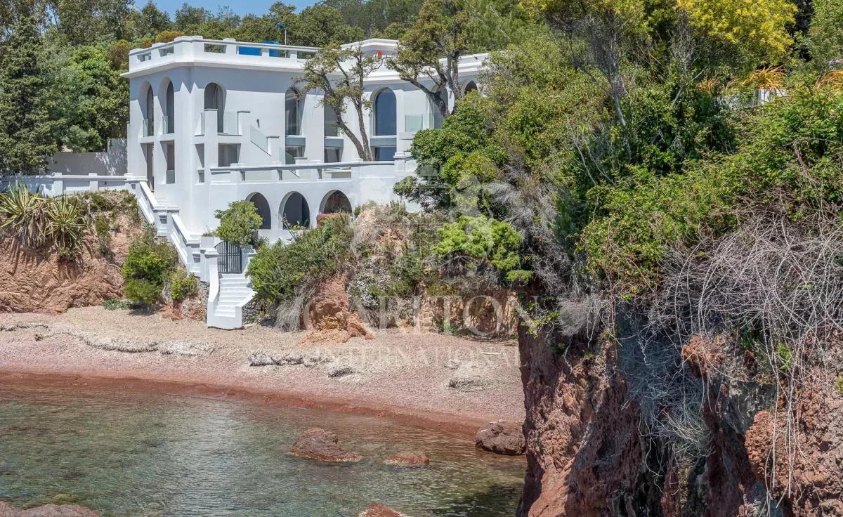 Prestigious Waterfront Estate with Private Beach Access in Saint-Raphaël — 2
