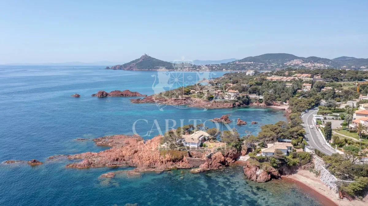 Prestigious Waterfront Estate with Private Beach Access in Saint-Raphaël — 3
