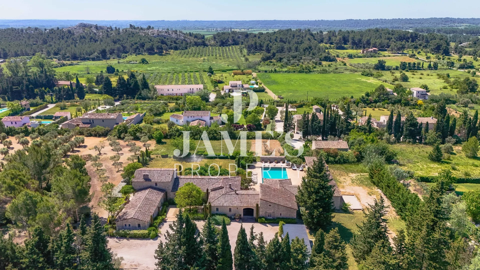 Prestigious Stone Estate with Outbuildings in Paradou — 1