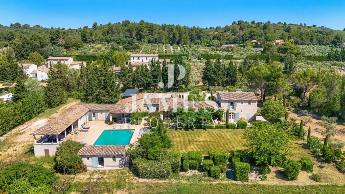 Prestigious Stone Estate with Outbuildings in Paradou — 3