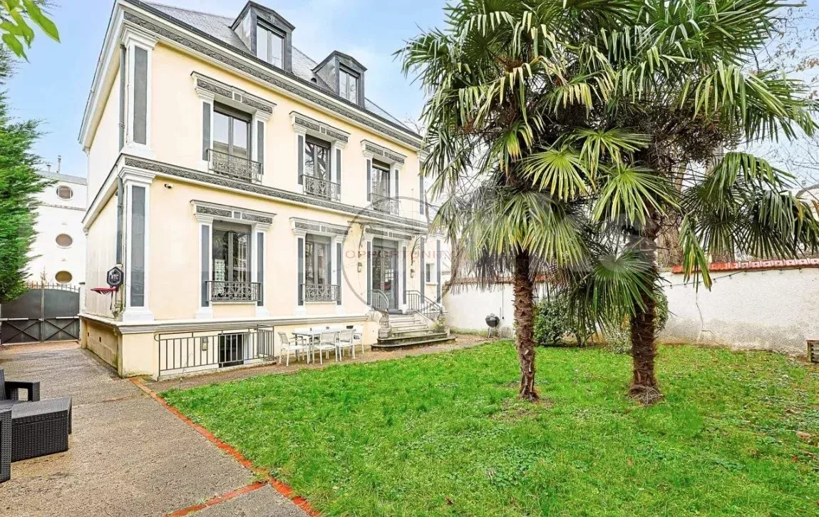Prestigious Villa for Sale in Saint-Mandé, Paris — 1