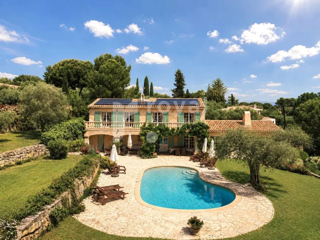Provençal Villa with Pool in a Privileged Setting in Valbonne — 1
