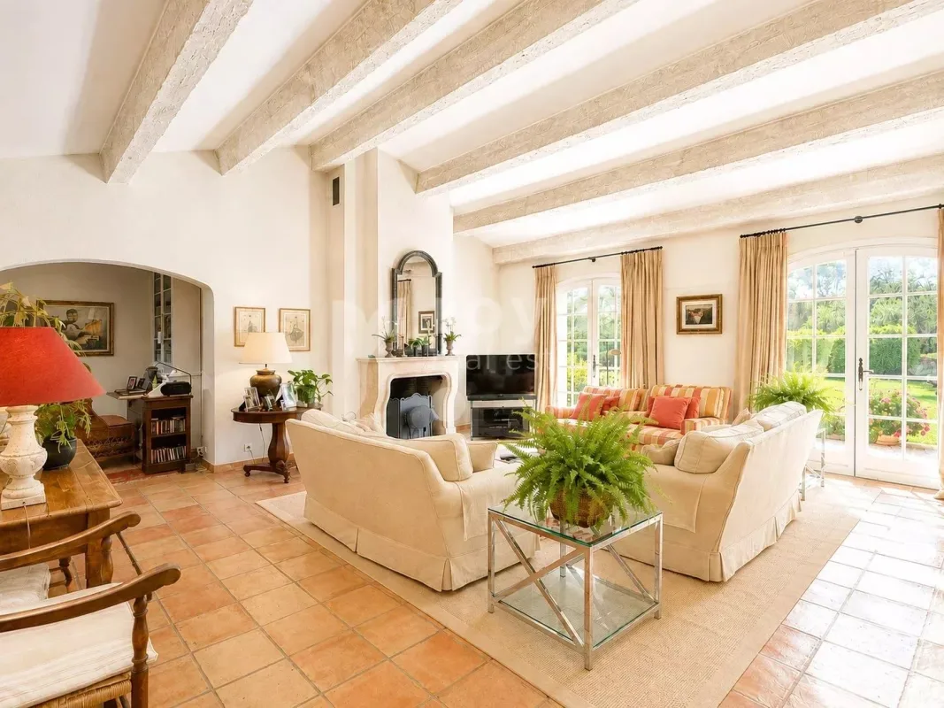 Provençal Villa with Pool in a Privileged Setting in Valbonne — 3