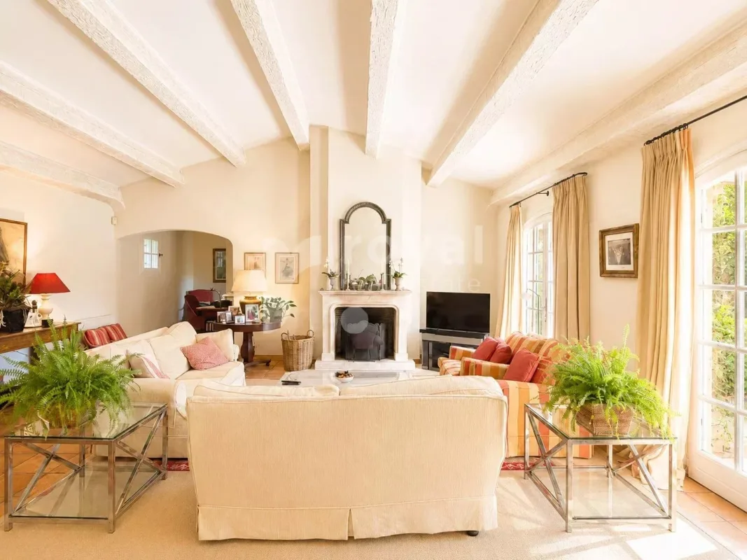Provençal Villa with Pool in a Privileged Setting in Valbonne — 4