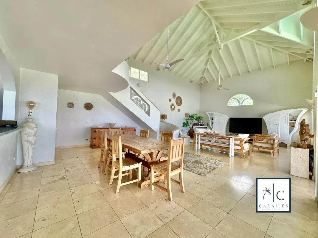 Prestigious Property with Panoramic Views over Orient Bay — 3