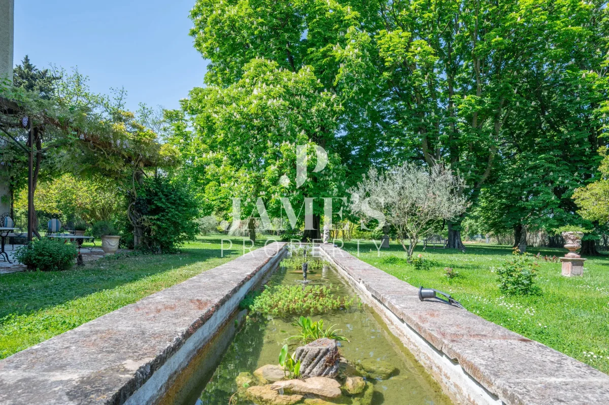 Prestigious 18th-Century Estate in Saint-Rémy-de-Provence — 1