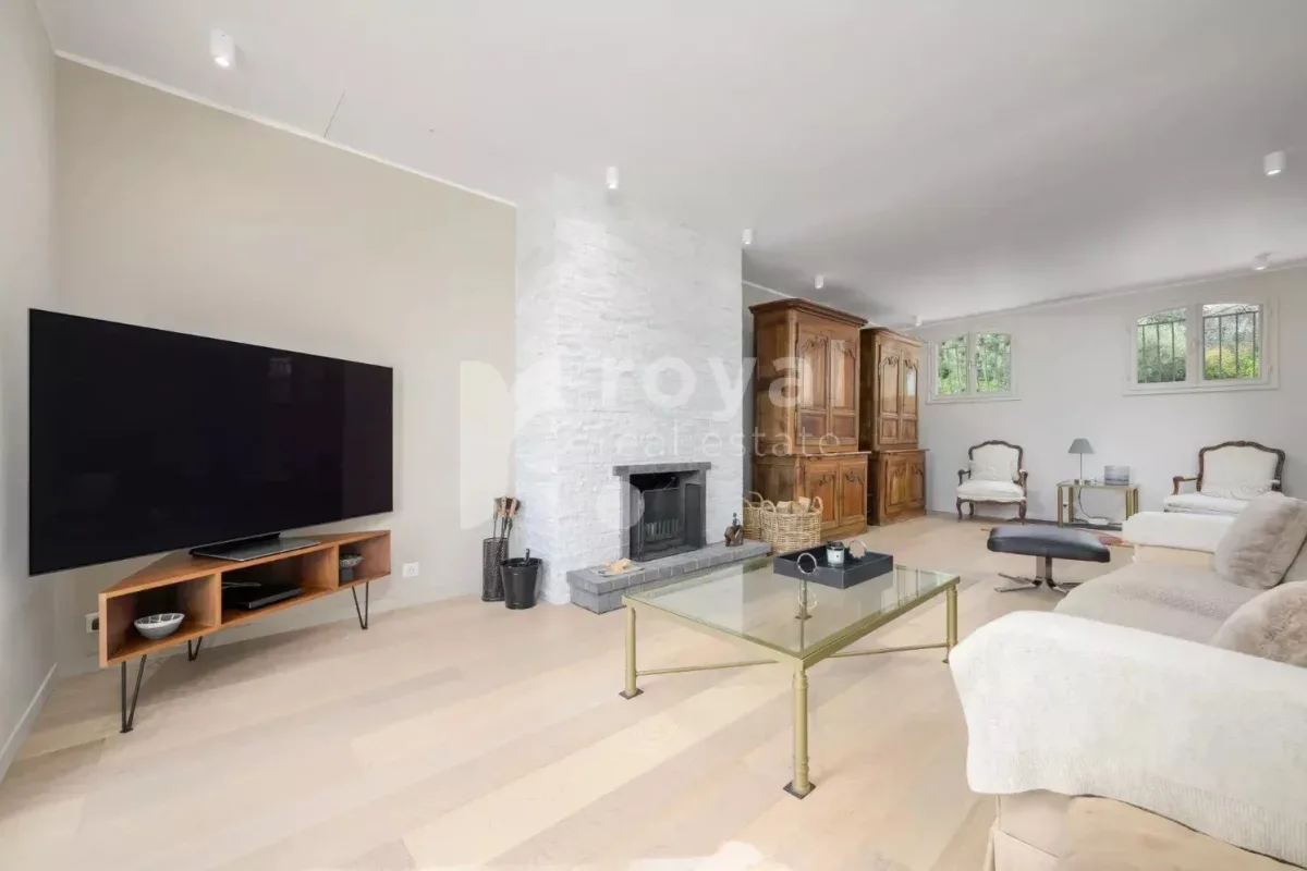 Contemporary Villa with Pool and Sea View in La Roquette — 3