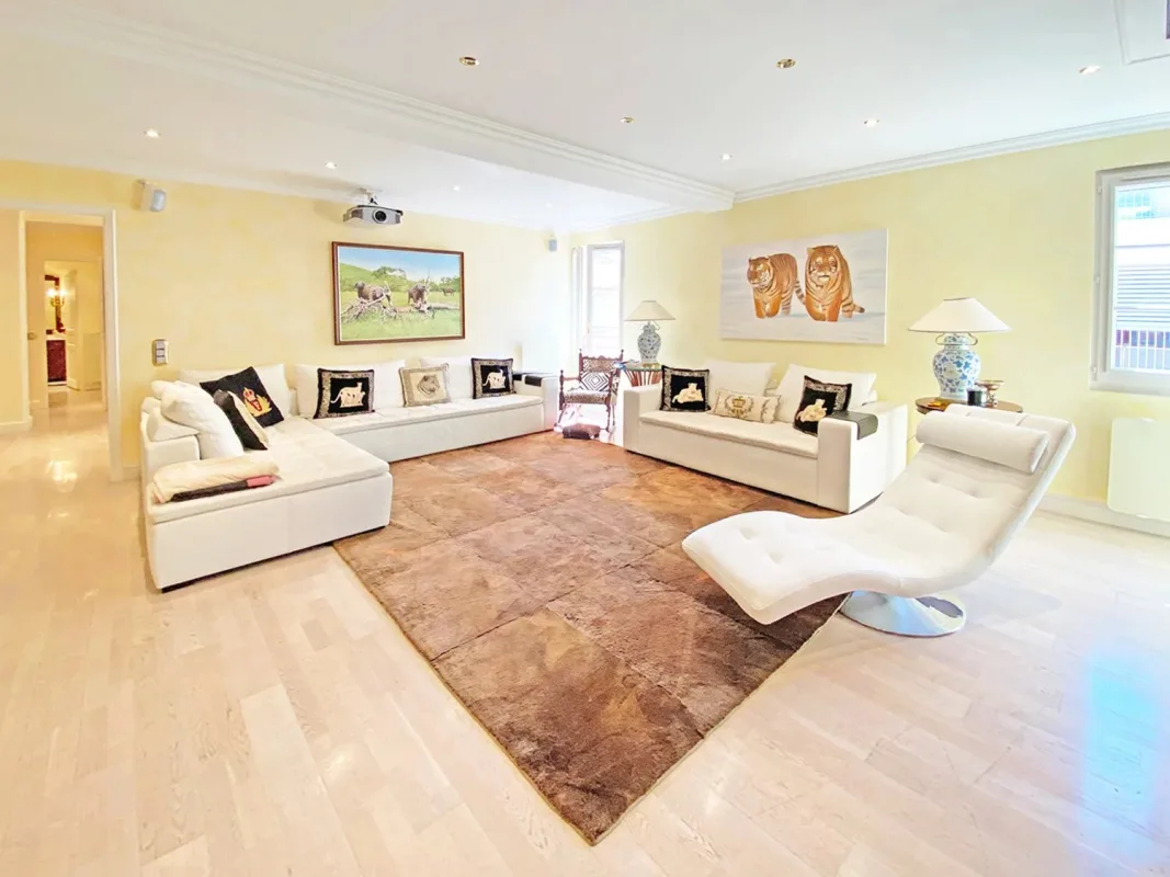 Prestigious Apartment in the Heart of Saint-Tropez — 1