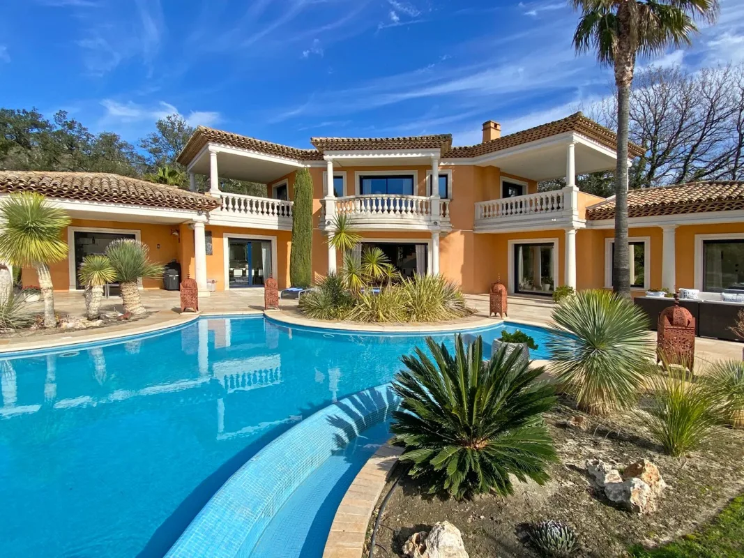 Prestigious Property with Pool and Views over Grimaud — 1