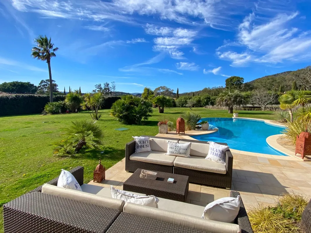 Prestigious Property with Pool and Views over Grimaud — 2
