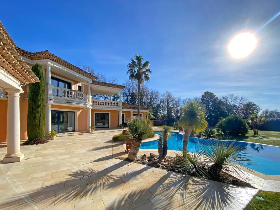 Prestigious Property with Pool and Views over Grimaud — 4