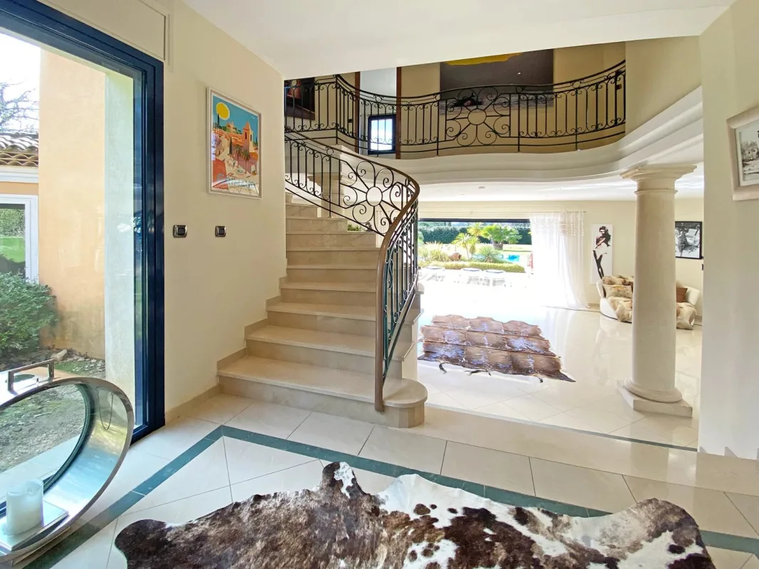 Prestigious Property with Pool and Views over Grimaud — 5