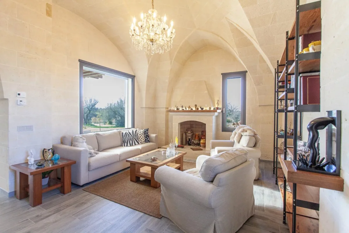 Prestigious Villa with Pool and 5-Hectare Estate in Oria — 1