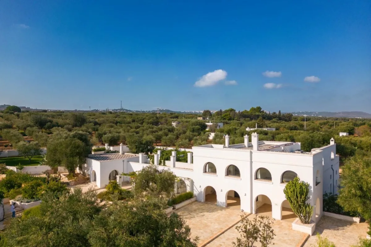 Prestigious Masseria with Pool and Sea Views in Ostuni — 2