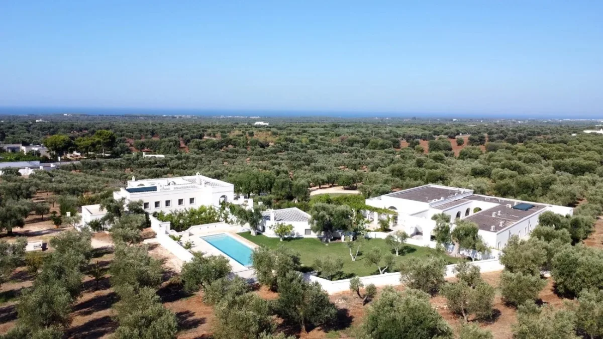 Prestigious Masseria with Pool and Sea Views in Ostuni — 1