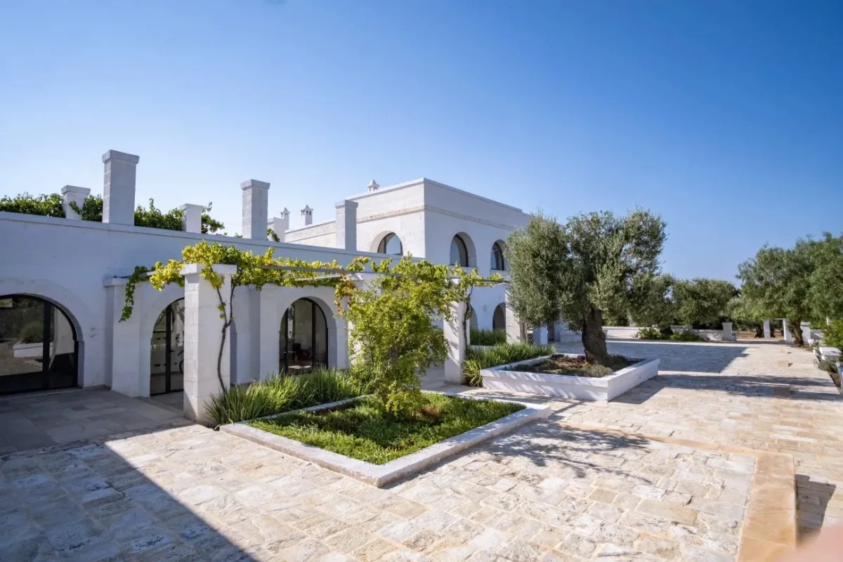 Prestigious Masseria with Pool and Sea Views in Ostuni — 3