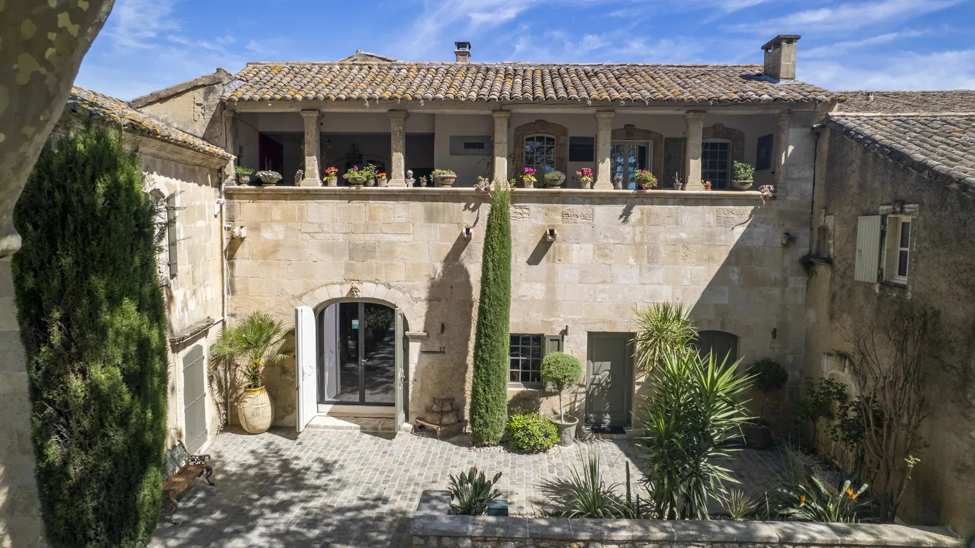 Prestigious 17th-Century Residence with Pool in Paradou — 1
