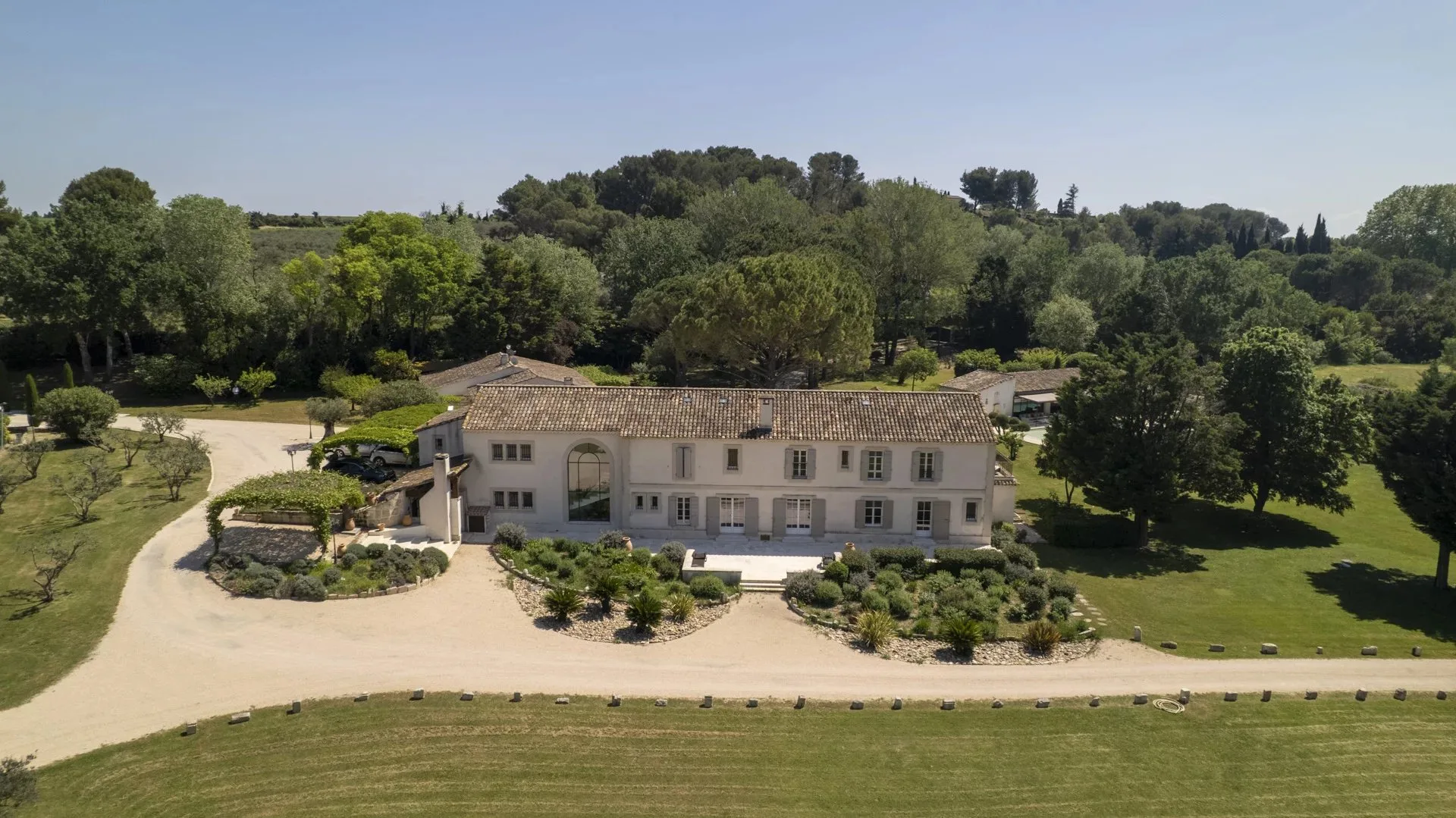 Prestigious Luxury Estate with 3-Hectare Grounds in Raphèle-lès-Arles — 1