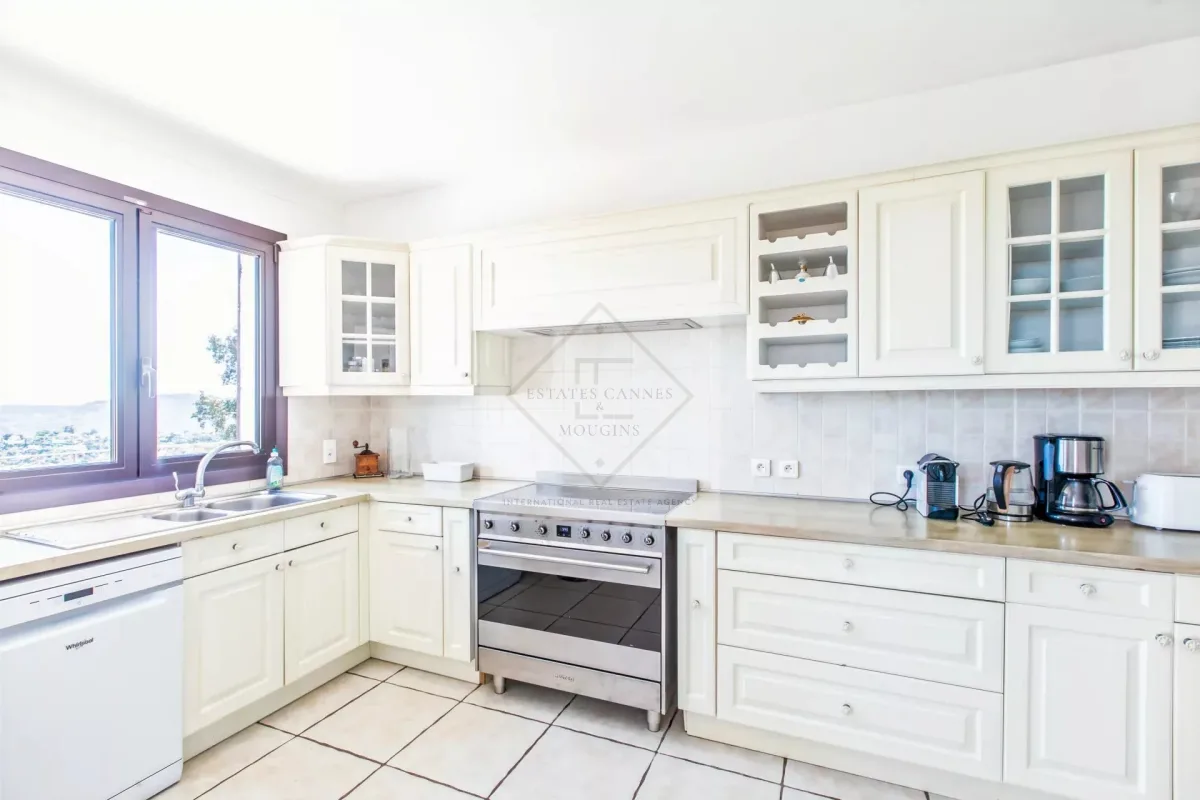 Prestigious Villa with Panoramic Sea Views in Mandelieu-la-Napoule — 4