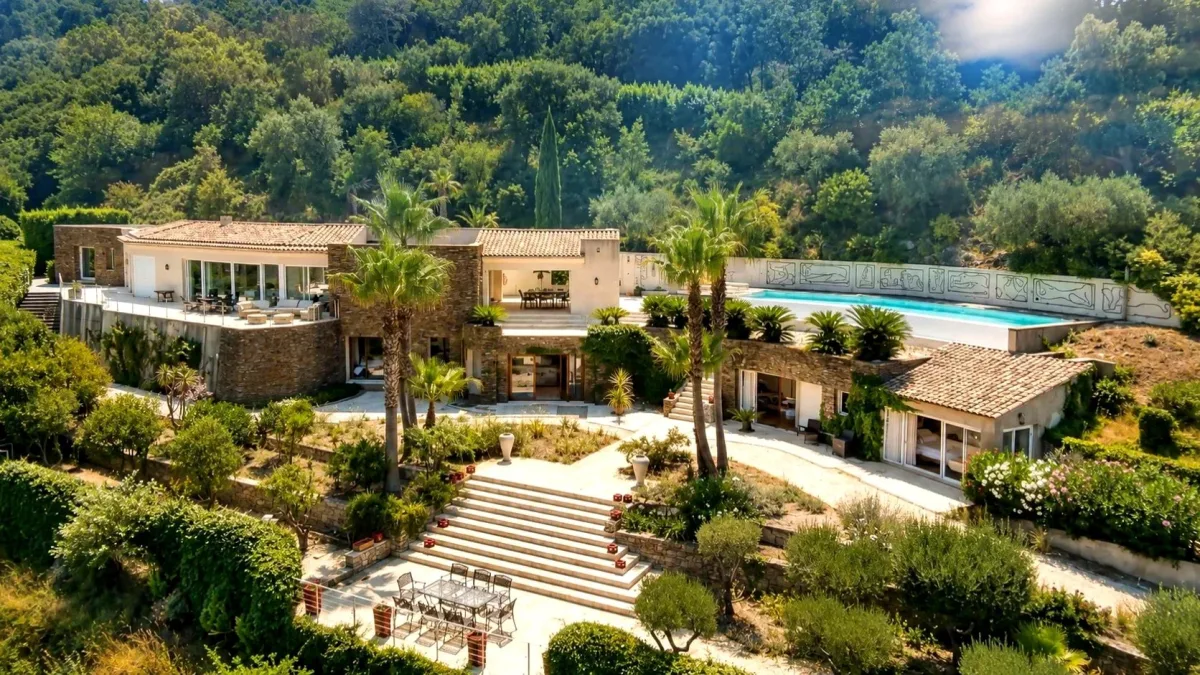 Exceptional Luxury Villa with Panoramic Views over Saint-Tropez Gulf — 1