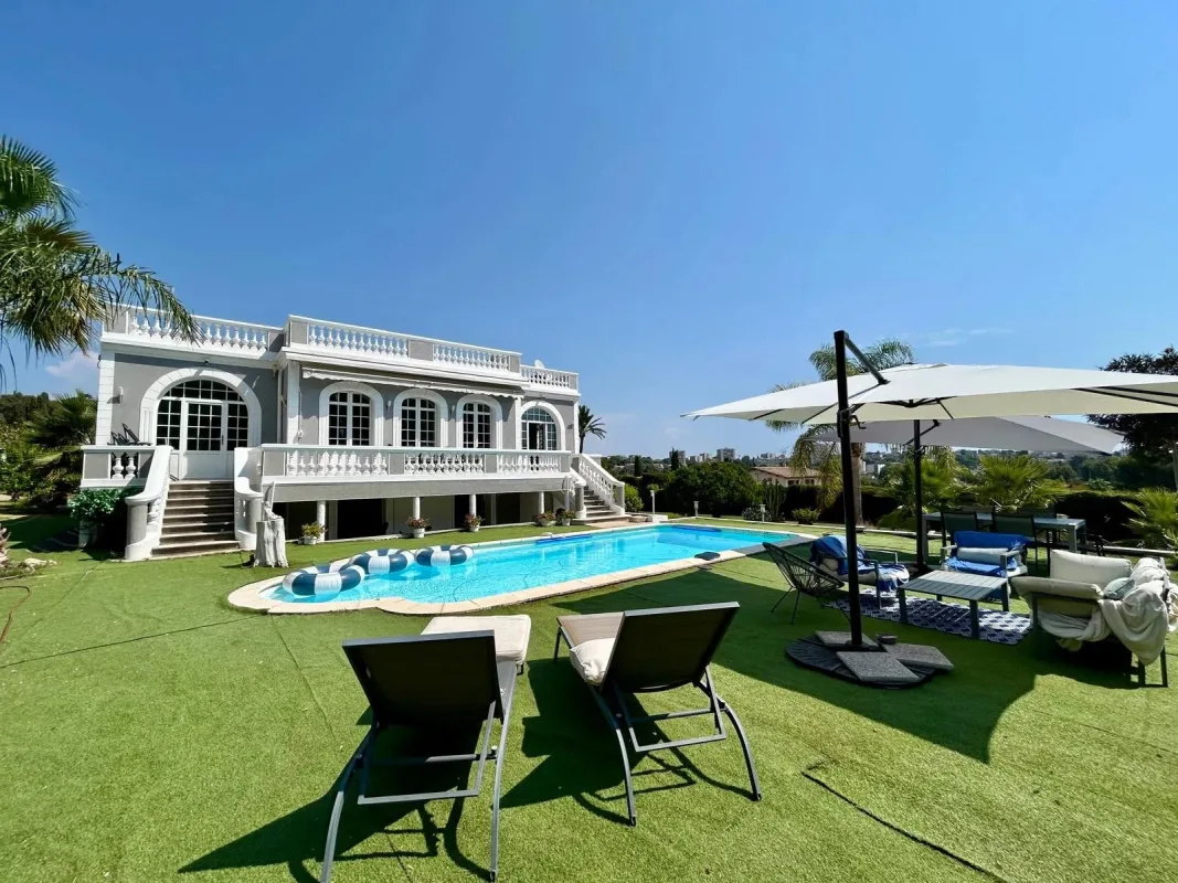 Prestigious Villa with Swimming Pool in Juan-les-Pins — 1