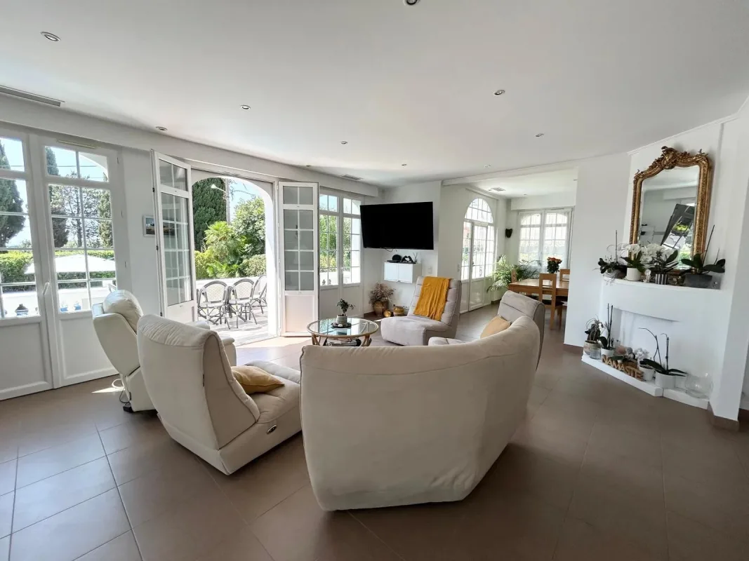 Prestigious Villa with Swimming Pool in Juan-les-Pins — 4