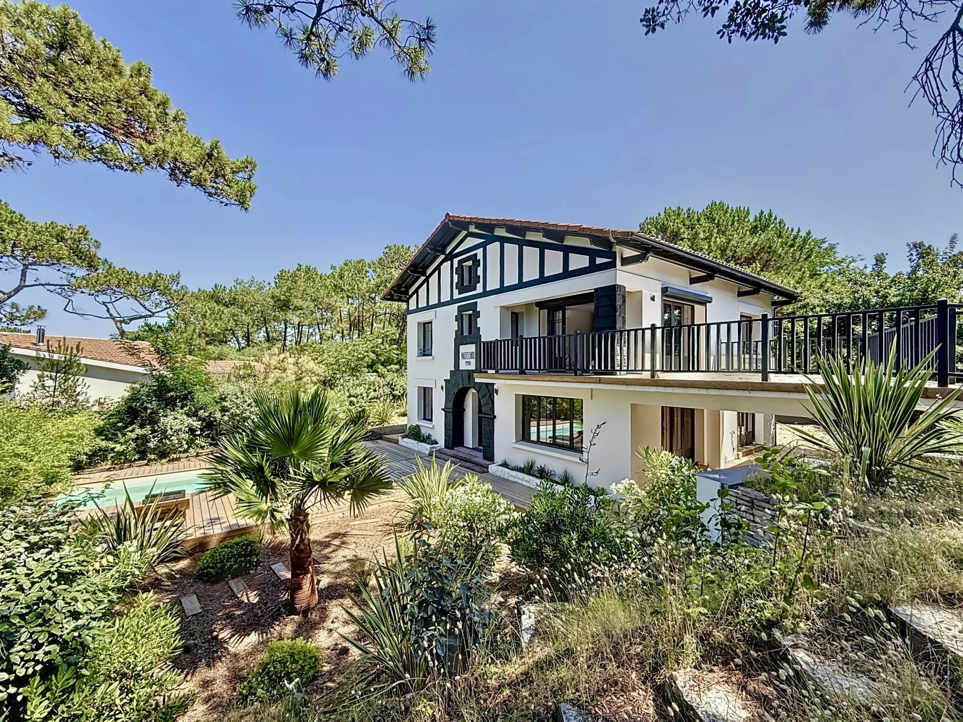 Prestigious Renovated Villa Steps from the Ocean in Cap Ferret — 1