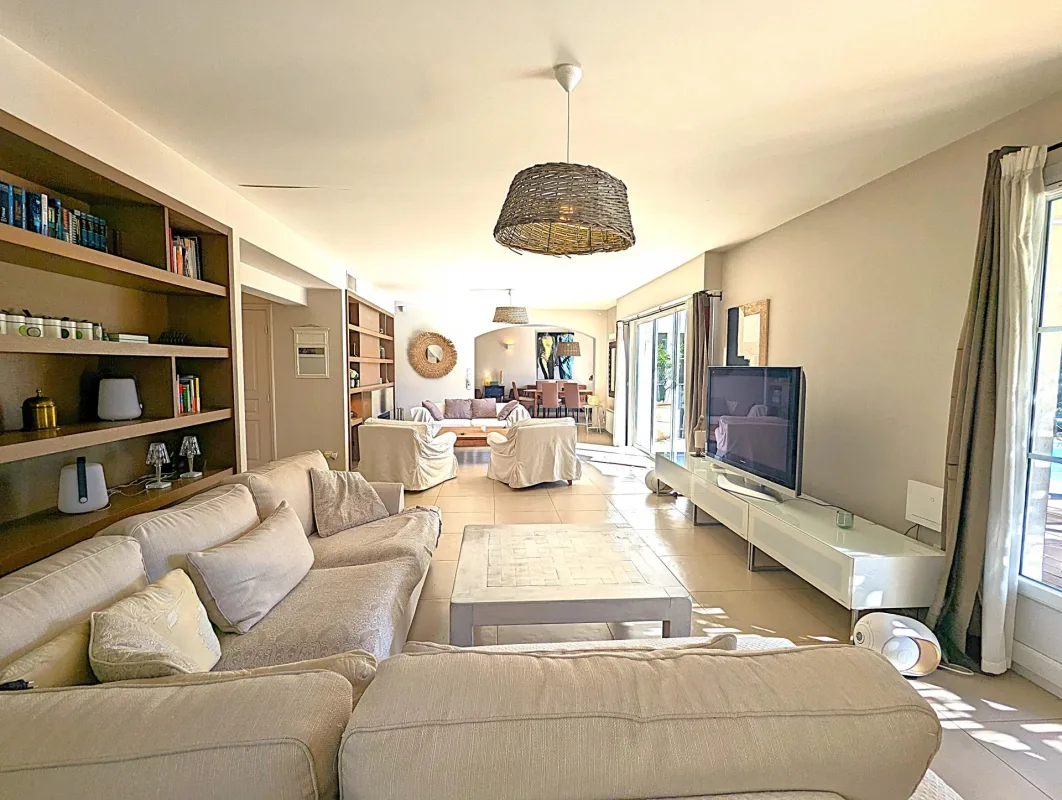 Prestigious Provençal Villa with Pool in Grimaud — 2