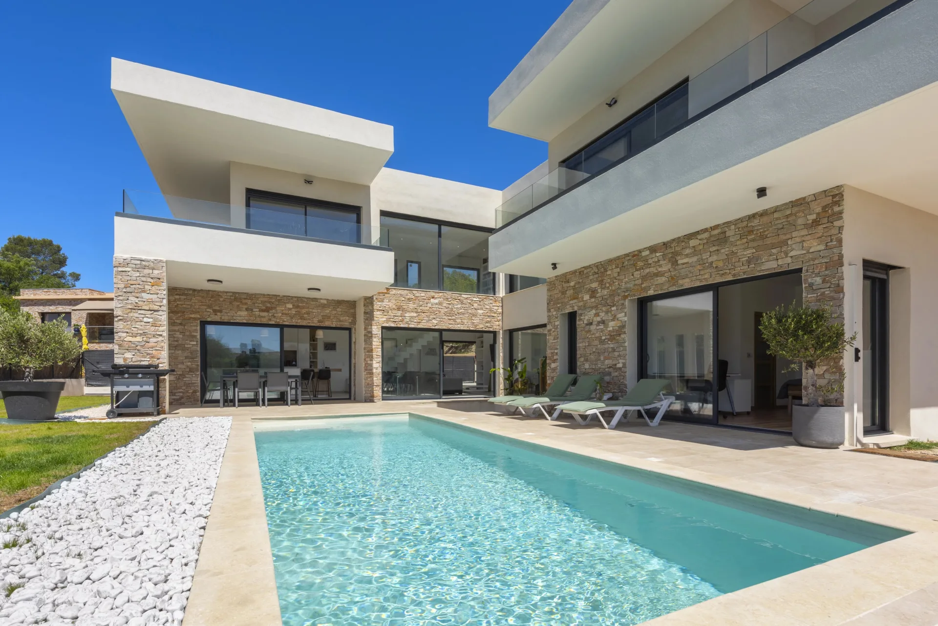 Prestigious Contemporary Villa with Pool in Saint-Raphaël — 1