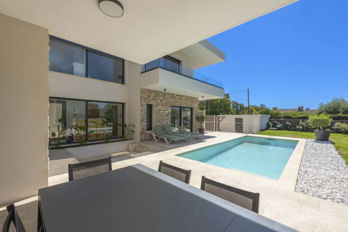 Prestigious Contemporary Villa with Pool in Saint-Raphaël — 2