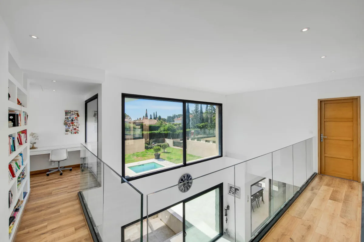 Prestigious Contemporary Villa with Pool in Saint-Raphaël — 5