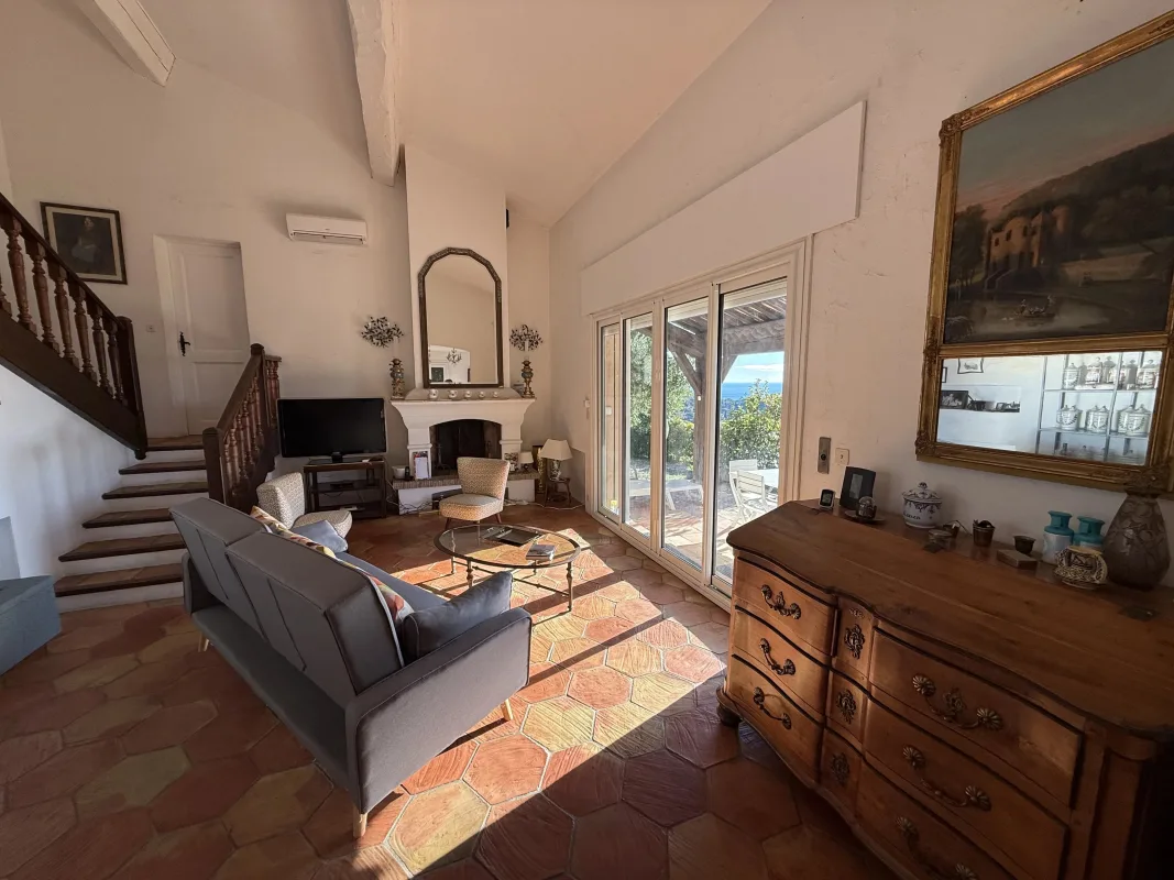 Provençal Villa with Sea Views in Rayol-Canadel-sur-Mer — 3