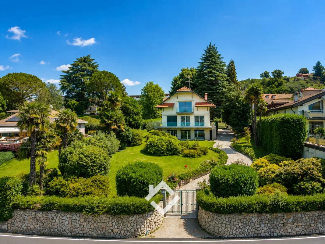 Prestigious Panoramic Villa for Sale in Ranco, Lake Maggiore — 1