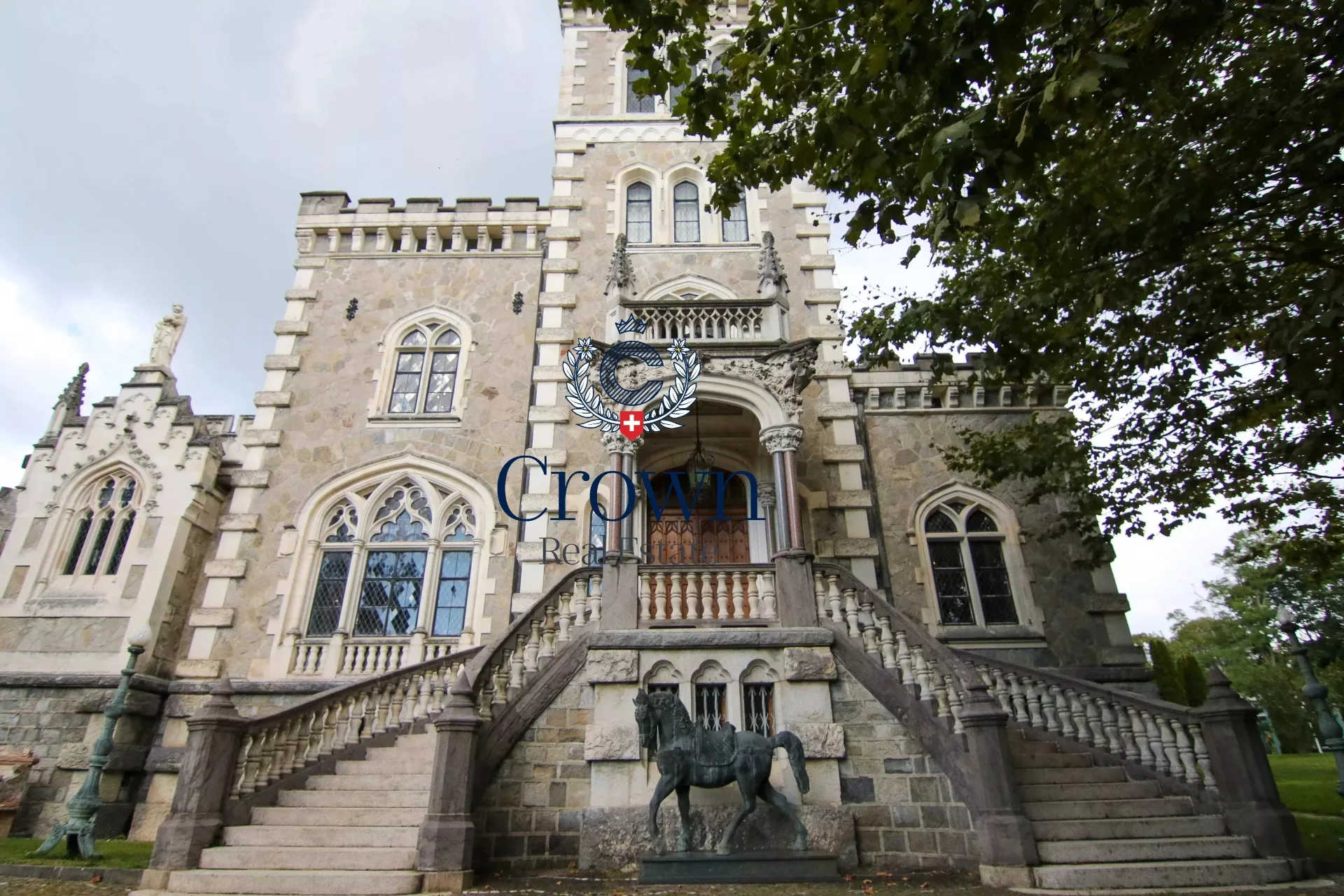 Prestigious El Masr Castle in Cologny Overlooking Lake Geneva — 1