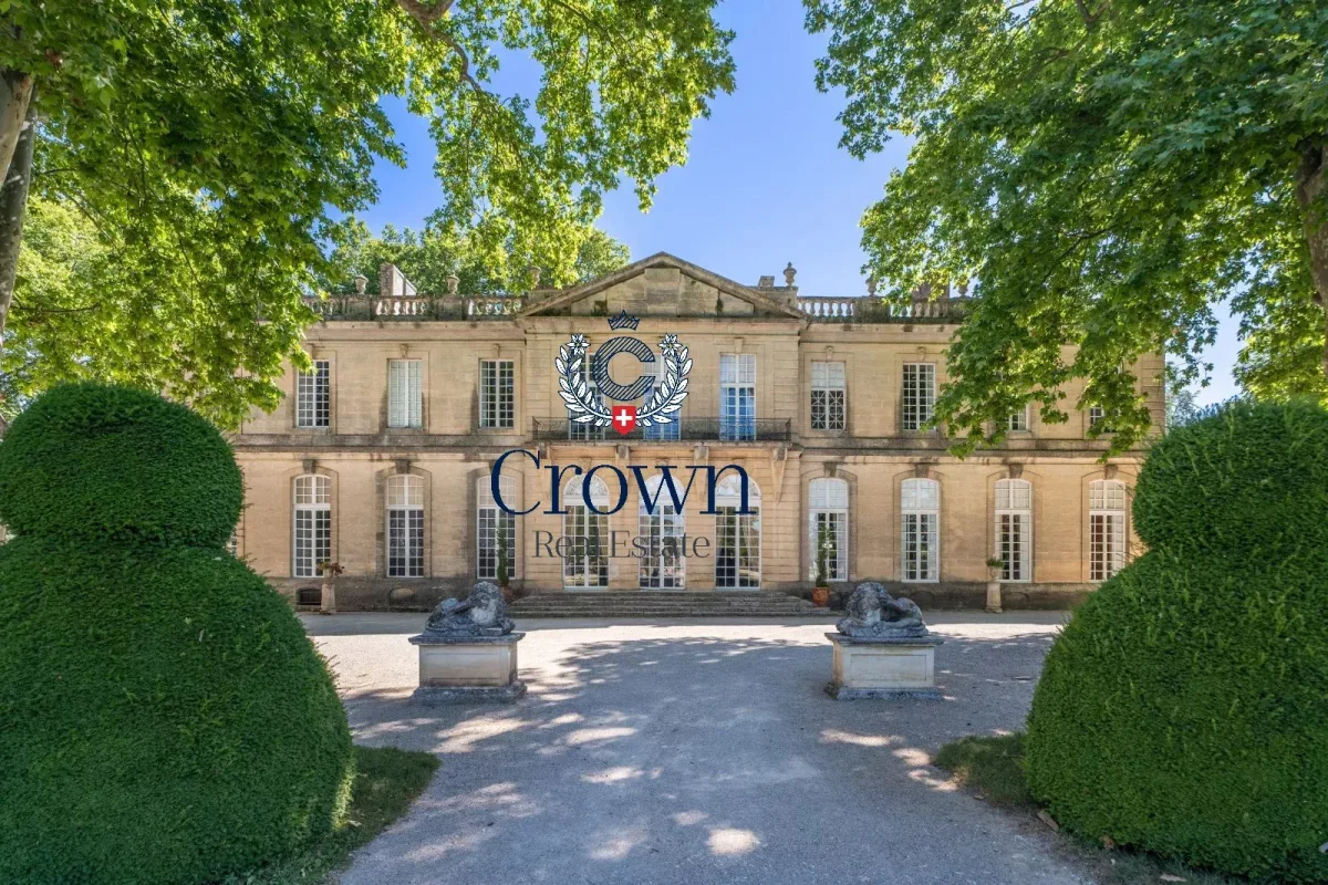 Prestigious Historic Château Estate for Sale in Manosque — 1