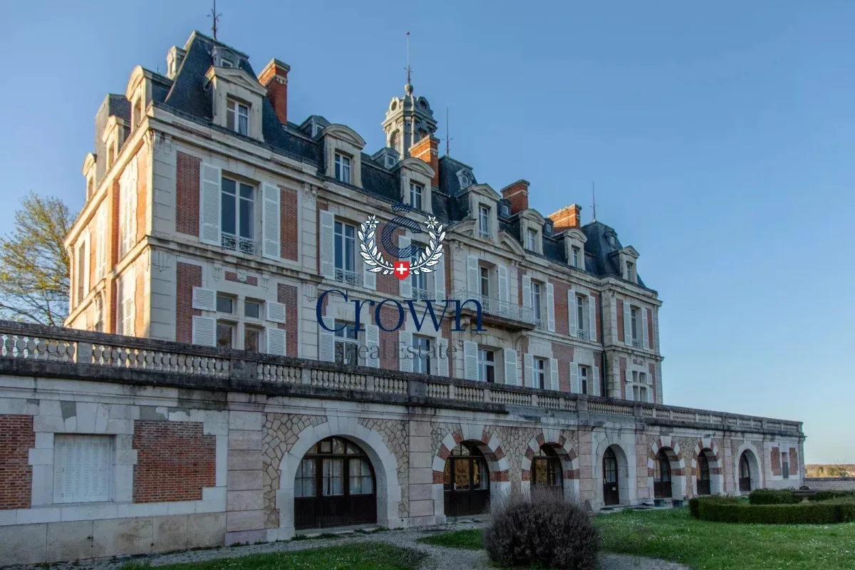 Prestigious Château Estate with Parkland and Vineyards in Rully — 1