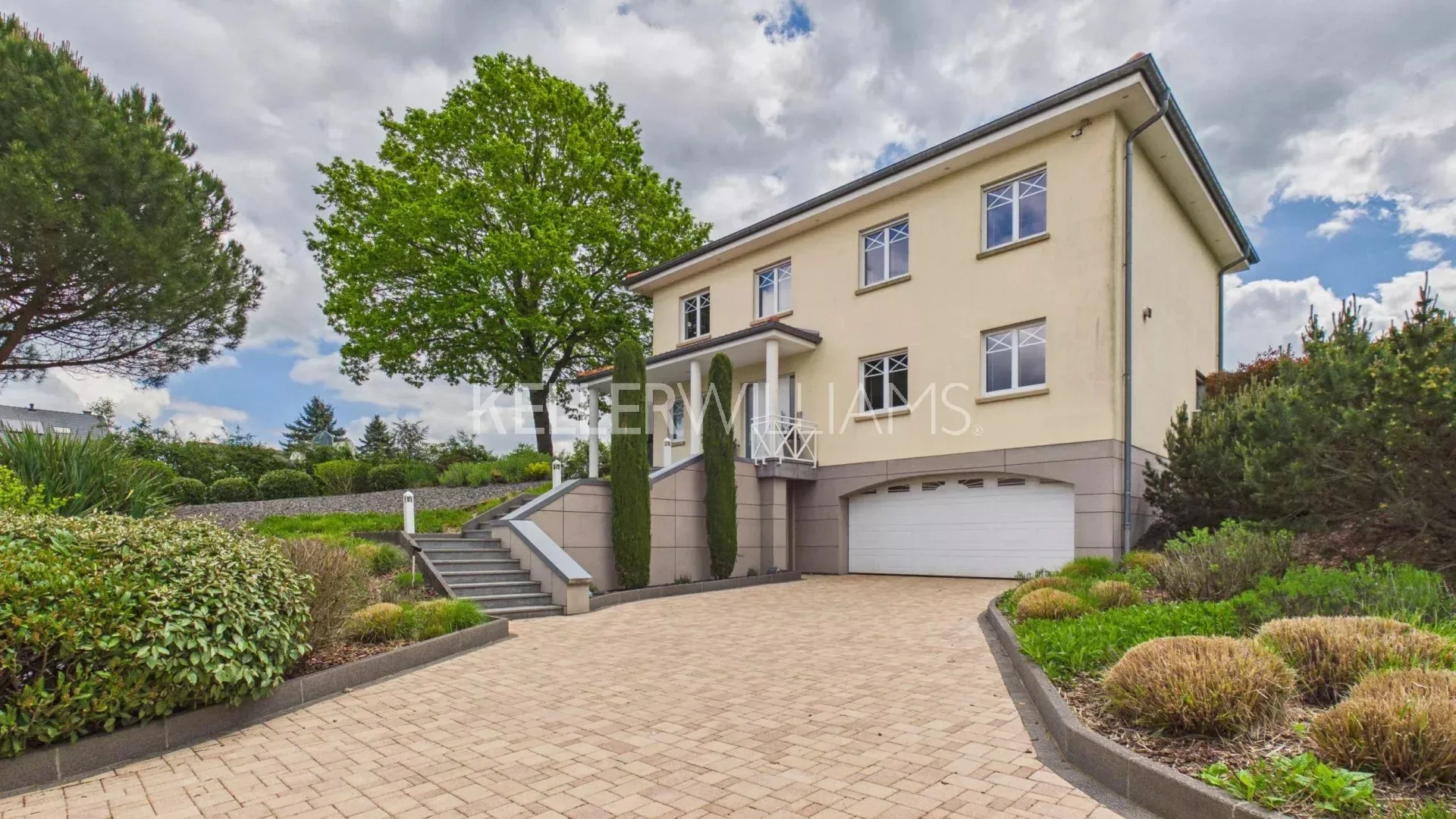 Prestigious Villa with Panoramic Views in Capellen, Luxembourg — 1