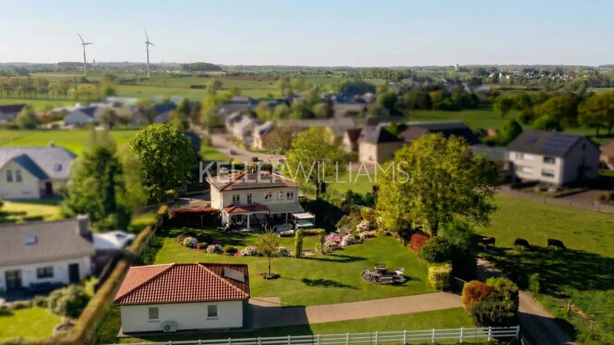 Prestigious Villa with Panoramic Views in Capellen, Luxembourg — 3
