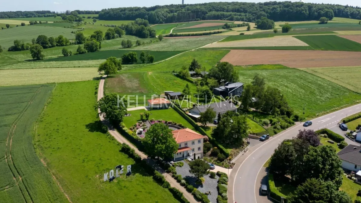 Prestigious Villa with Panoramic Views in Capellen, Luxembourg — 4