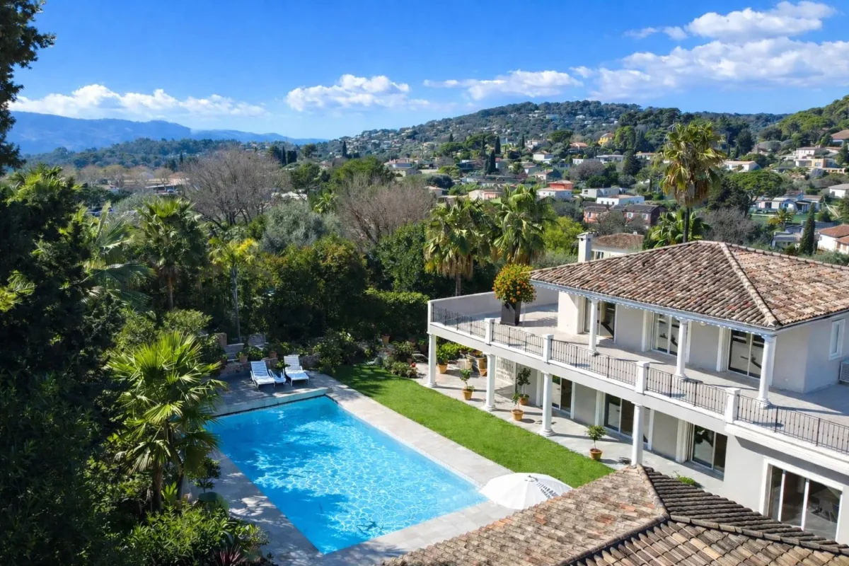 Prestigious Villa with Pool in a Secure Mougins Estate — 1