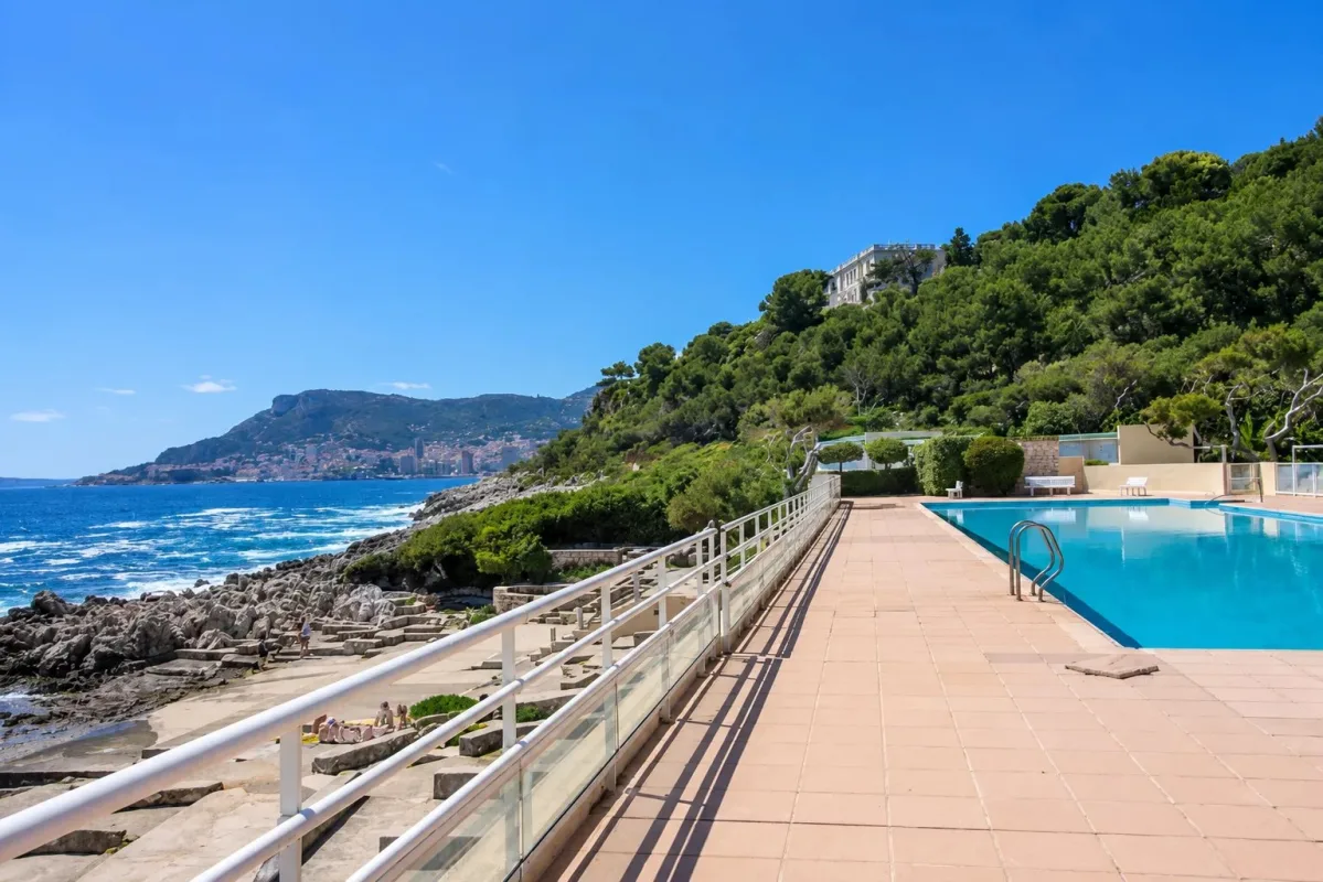 Prestigious Sea-View Apartment in Roquebrune-Cap-Martin — 1