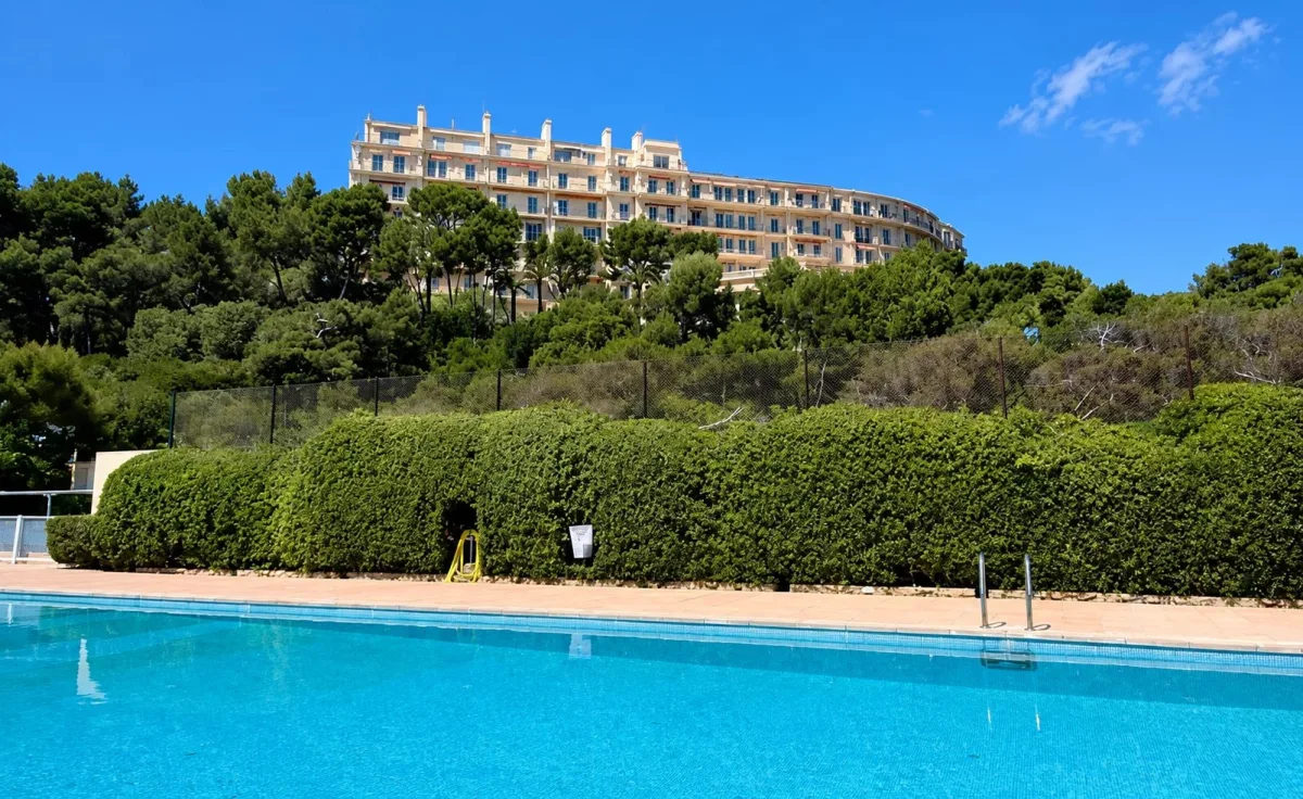 Prestigious Sea-View Apartment in Roquebrune-Cap-Martin — 2