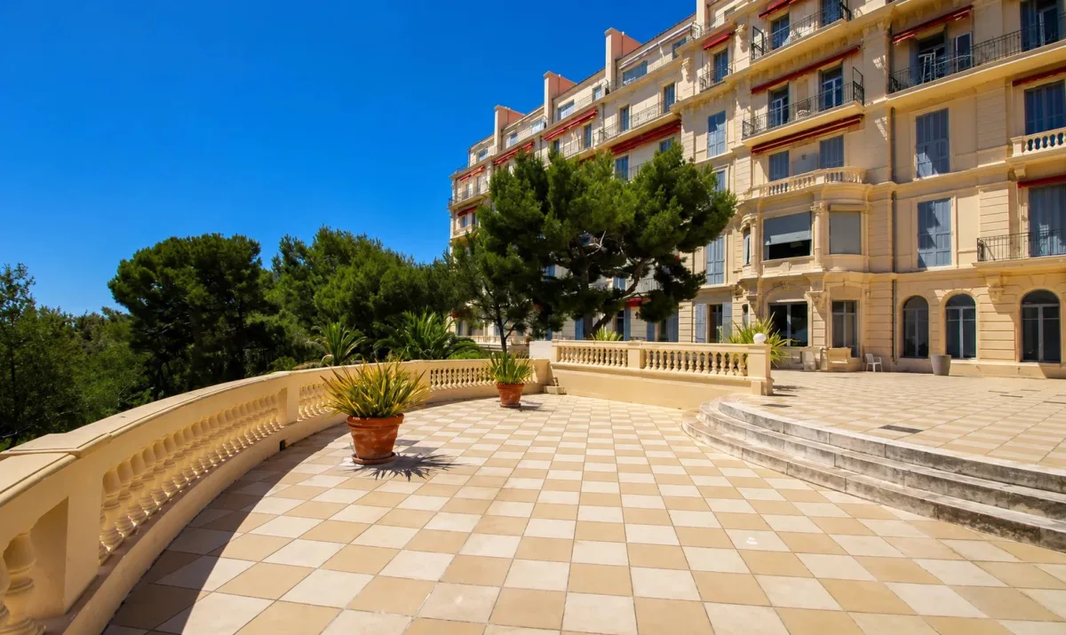 Prestigious Sea-View Apartment in Roquebrune-Cap-Martin — 3