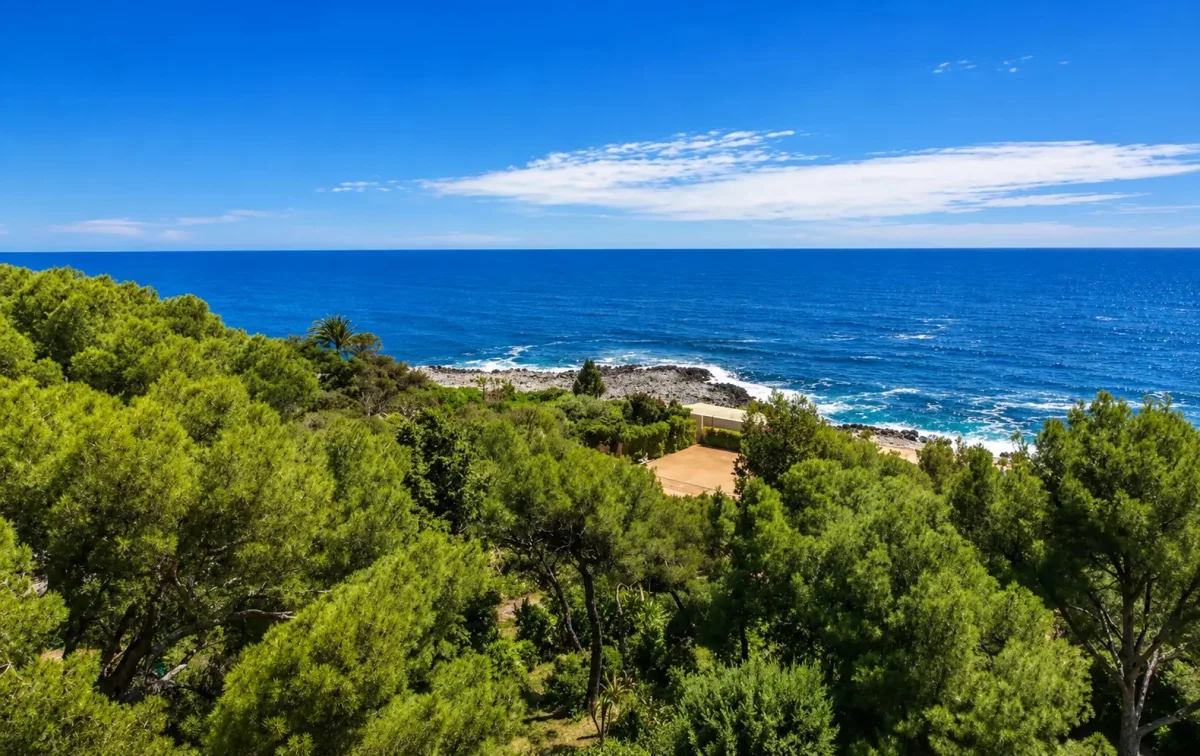 Prestigious Sea-View Apartment in Roquebrune-Cap-Martin — 4
