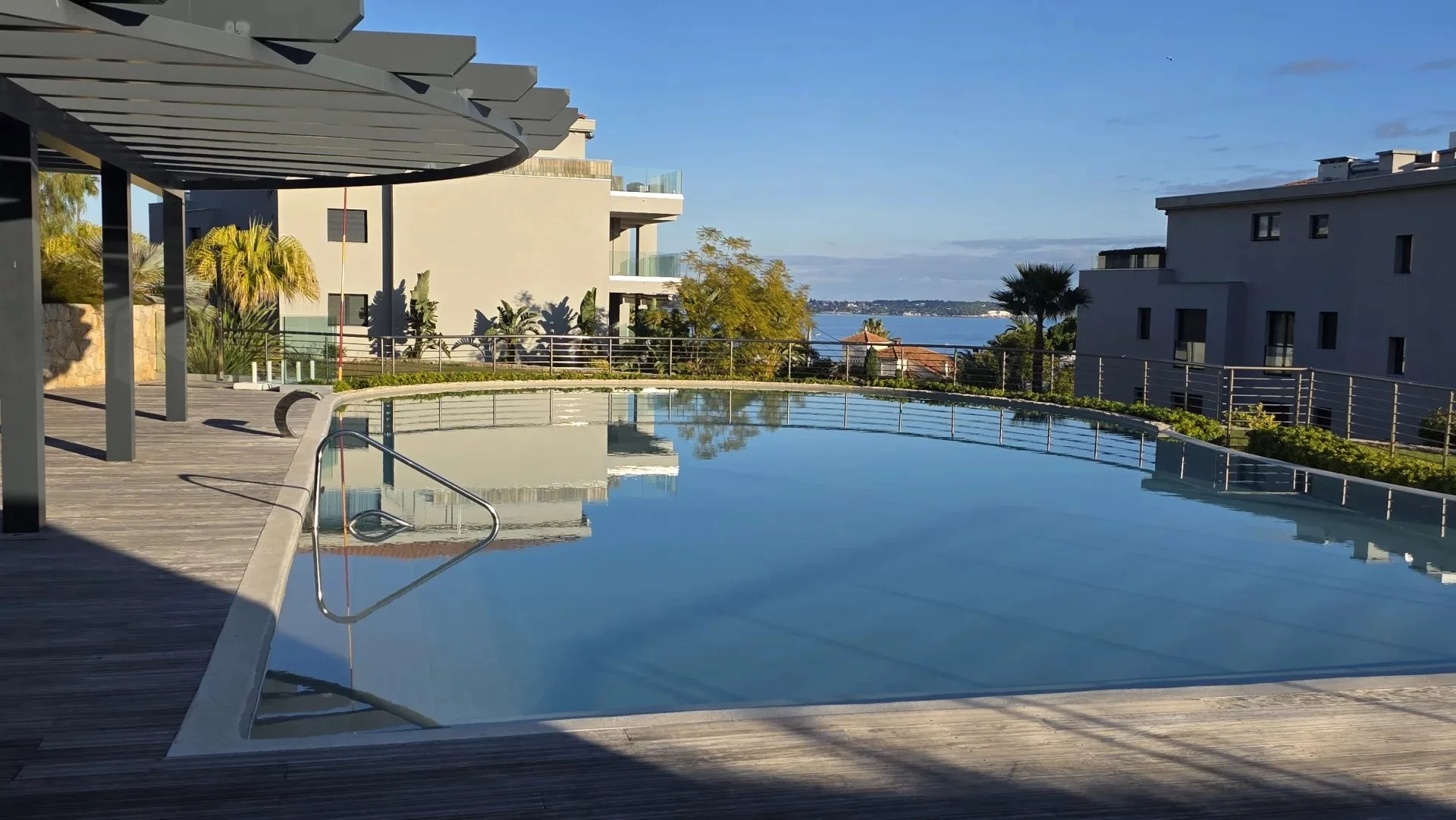 Prestigious Cannes Eden Apartment with Sea Views & Garden — 1