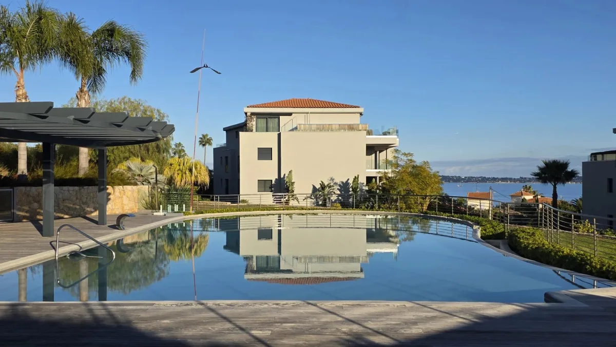 Prestigious Cannes Eden Apartment with Sea Views & Garden — 3