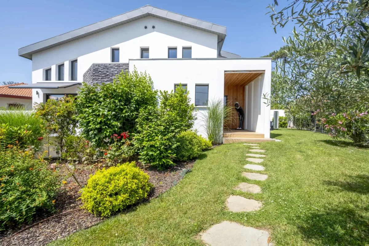 Prestigious Contemporary Villa with Heated Pool in Anglet — 2