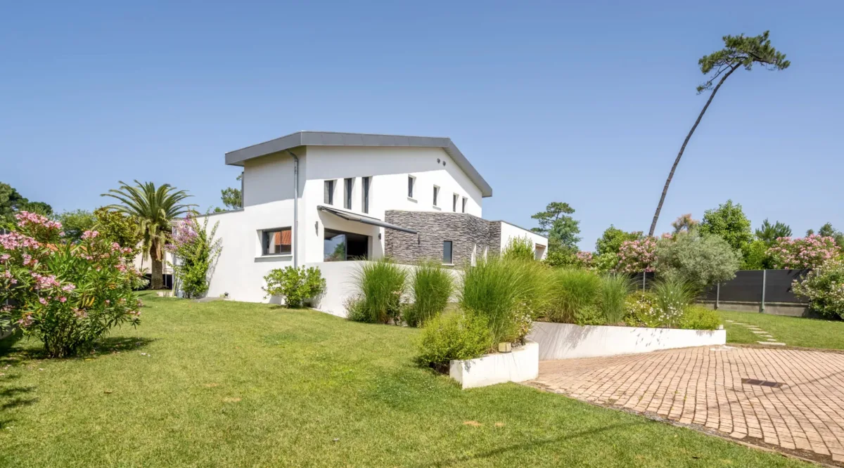 Prestigious Contemporary Villa with Heated Pool in Anglet — 3